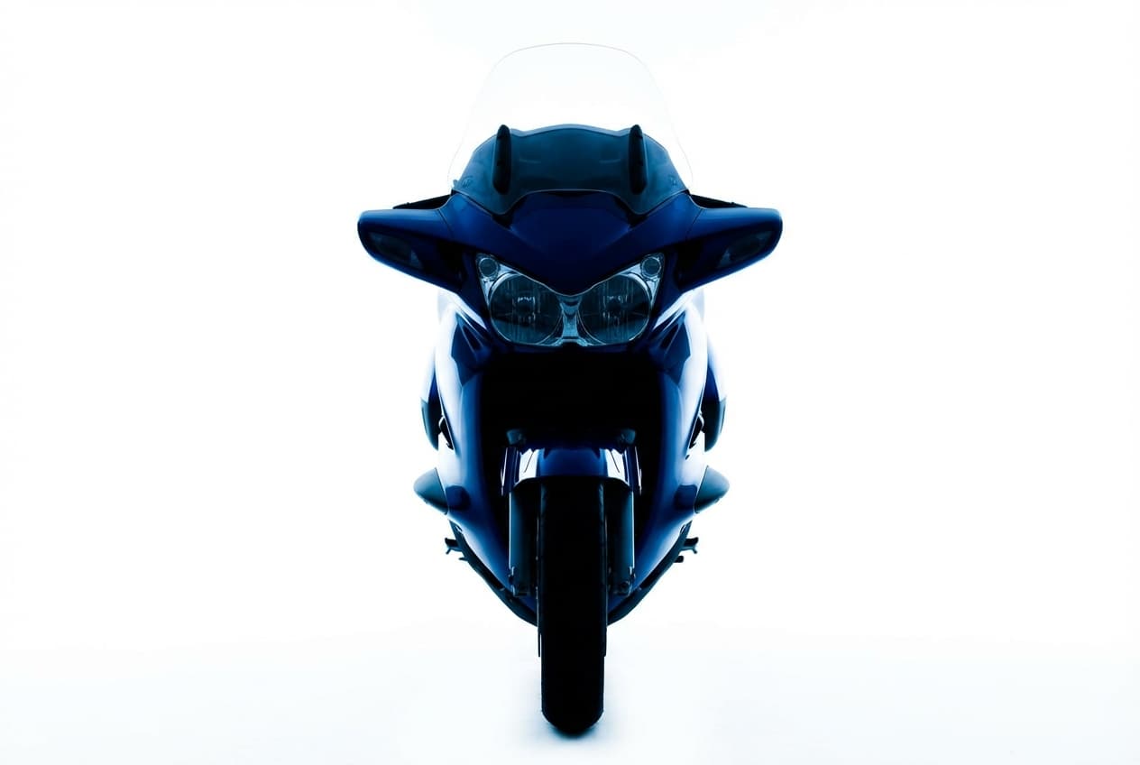 Vue de face iconique de la Honda ST1300 Pan European sur fond blanc.