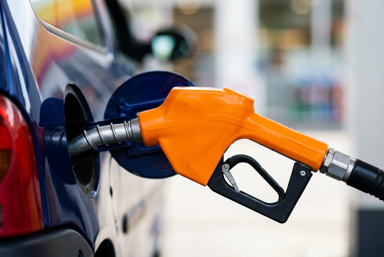 Gros plan sur un pistolet de pompe à éthanol E85 inséré dans la trappe à carburant d'une Twingo.