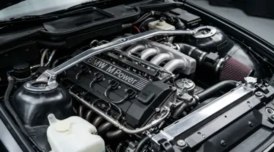 Silhouette classique d'une BMW E36 Coupé rouge Hellrot.