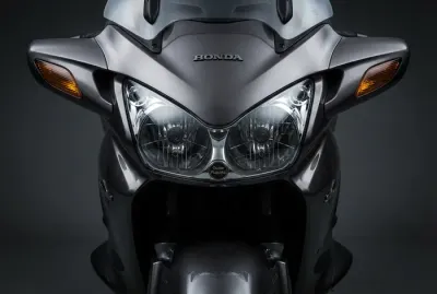 Face avant de la Honda ST1300 avec texte Guide Fiabilité