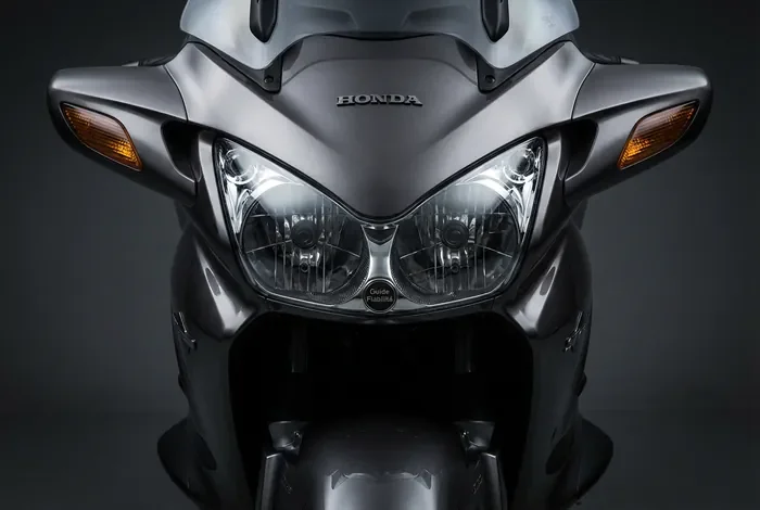 Pan European 1300 Fiabilité : Guide Complet & Avis 2026 - Honda ST1300 : Les 4 pannes à éviter absolument ! - ST1300 : Fiable ou Dangereuse ? La vérité sur le Pan Weave Face avant de la Honda ST1300 avec texte Guide Fiabilité