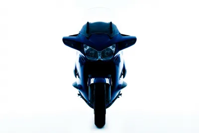 Vue de face iconique de la Honda ST1300 Pan European sur fond blanc.