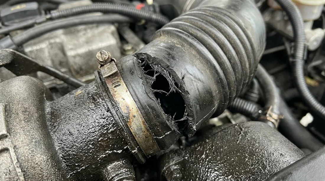 Durite de turbo d'admission d'air fendue sur un Ford C-Max