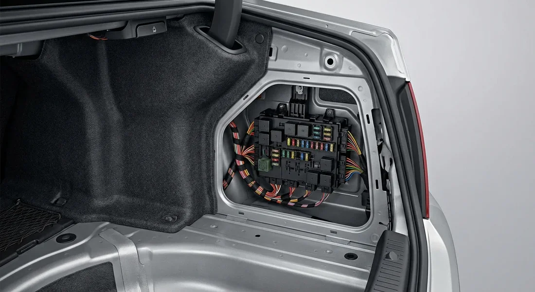 Schéma boîte à fusibles coffre W204 Emplacement de la boîte à fusibles arrière dans le coffre d'une Mercedes W204.