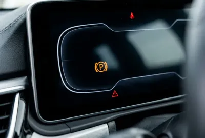 Icône de service et alerte frein de parking sur C4.