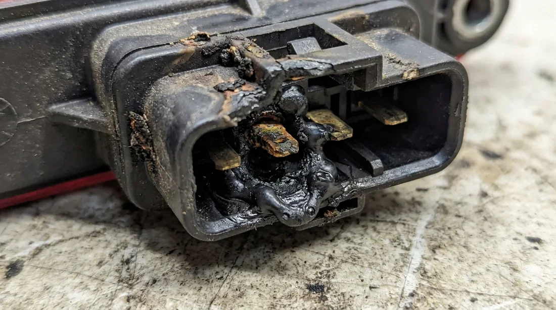 Connecteur de feu arrière de Peugeot 207 fondu et brûlé à cause d'un défaut de masse