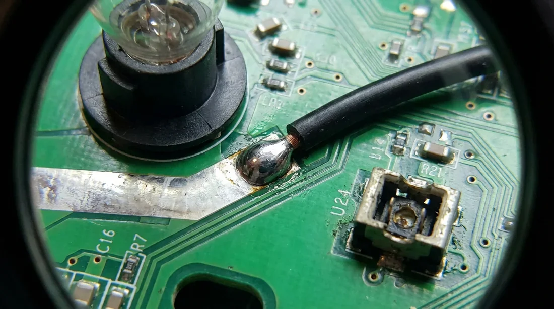 Réparation par dérivation de masse avec un fil noir soudé directement sur la platine métallique