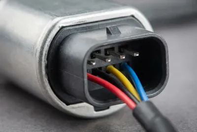 Gros plan technique d'un capteur de particules avec boîtier et connecteur 4 fils.