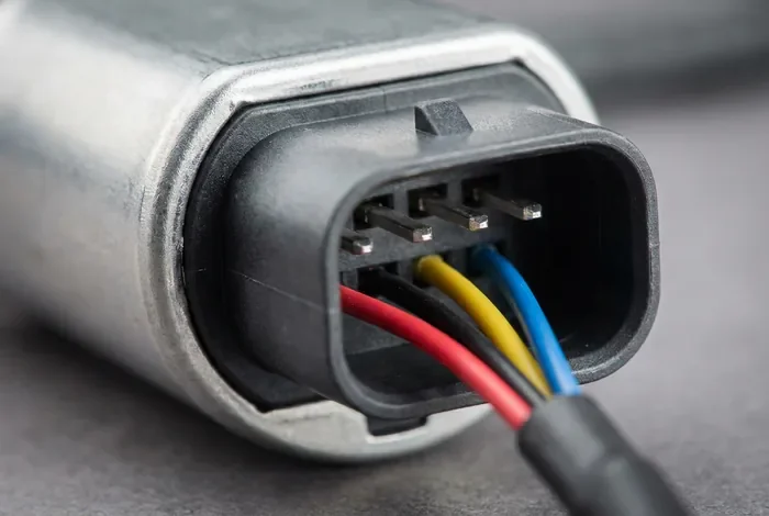 Gros plan technique d'un capteur de particules avec boîtier et connecteur 4 fils.