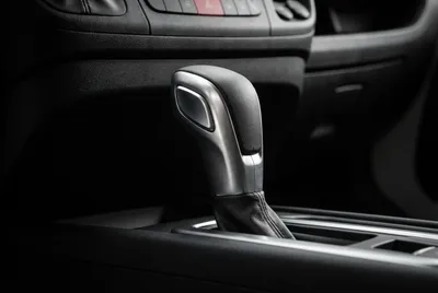 Gros plan sur le levier de vitesse d'une boîte automatique Fiat Ducato.