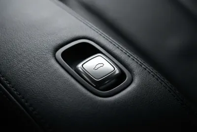 Gros plan sur le bouton de commande du toit escamotable d'une 308 CC