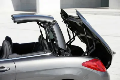 Vue arrière d'une 308 CC avec toit ouvrant bloqué