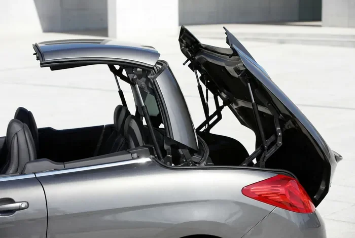 Vue arrière d'une 308 CC avec toit ouvrant bloqué
